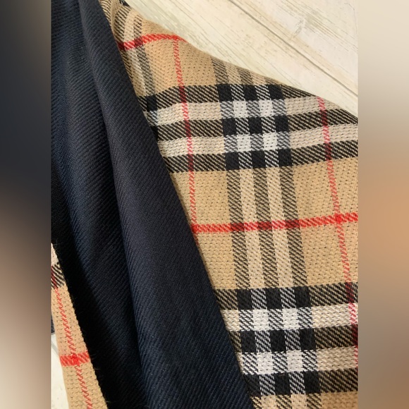 NWT Burberry scarf - Picture 7 of 7